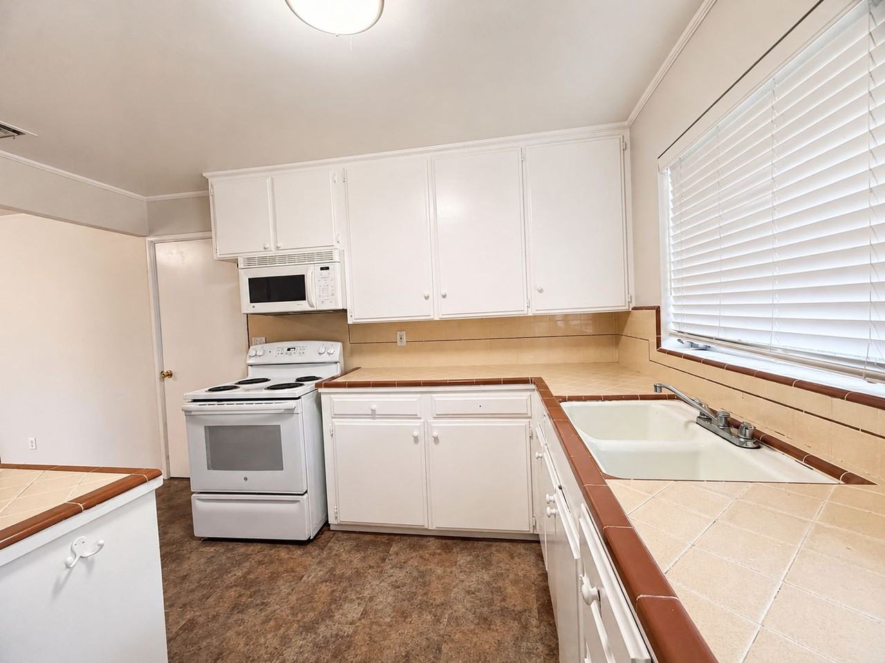 4208 Oak Knoll Dr - Photo 2 of 9