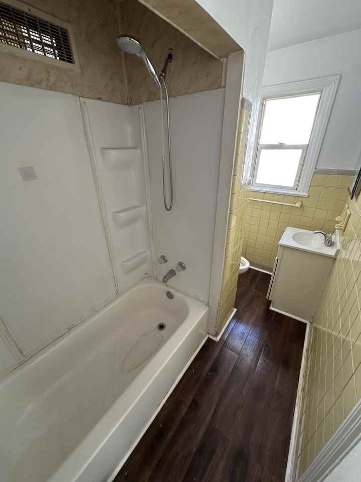 1403 W 4th St #1 - Photo 2 of 5