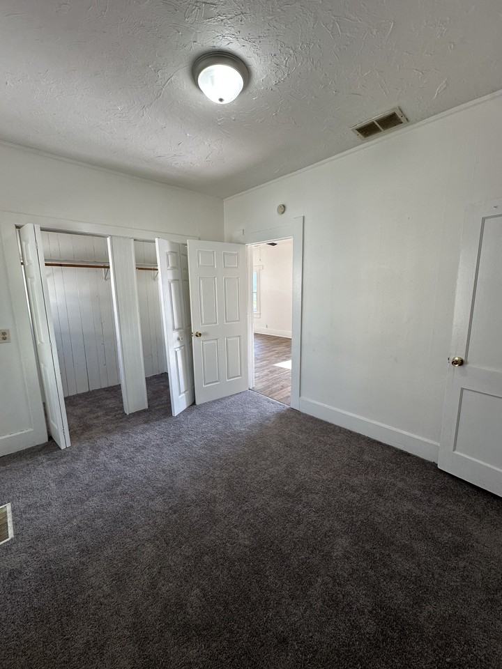1403 W 4th St #1 - Photo 3 of 5