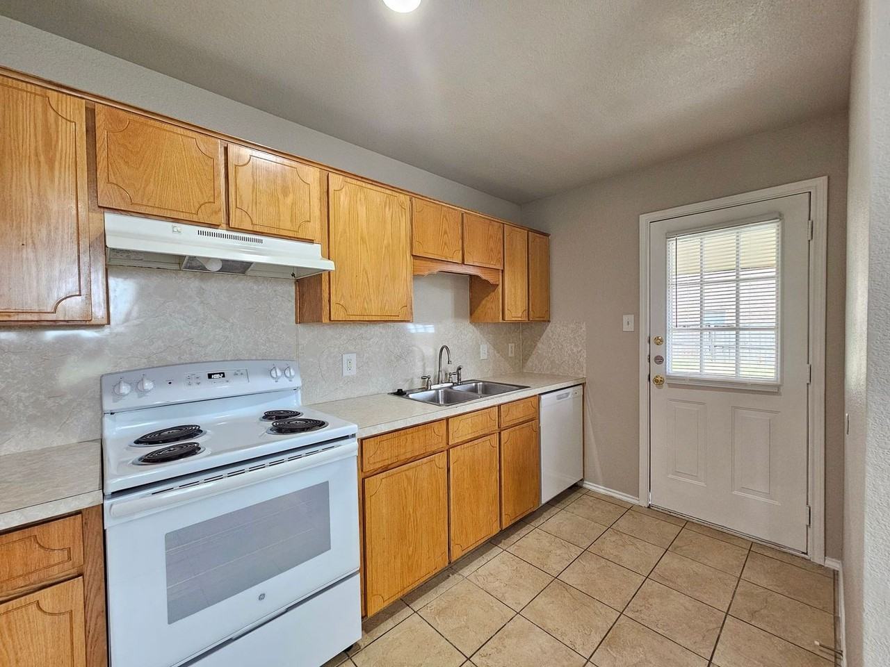 4601 Hudson Dr #D - Photo 5 of 20