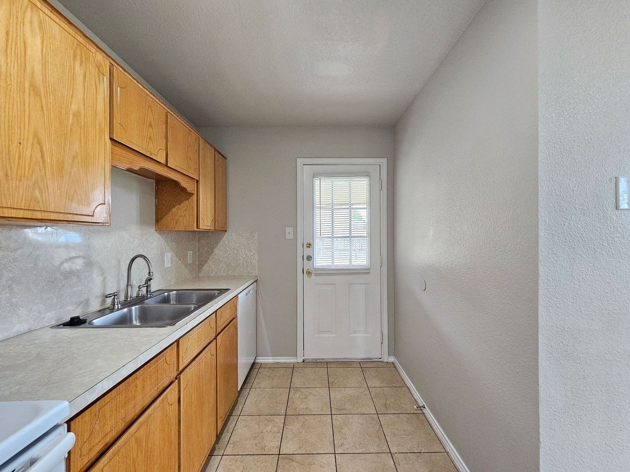 4601 Hudson Dr #D - Photo 6 of 20