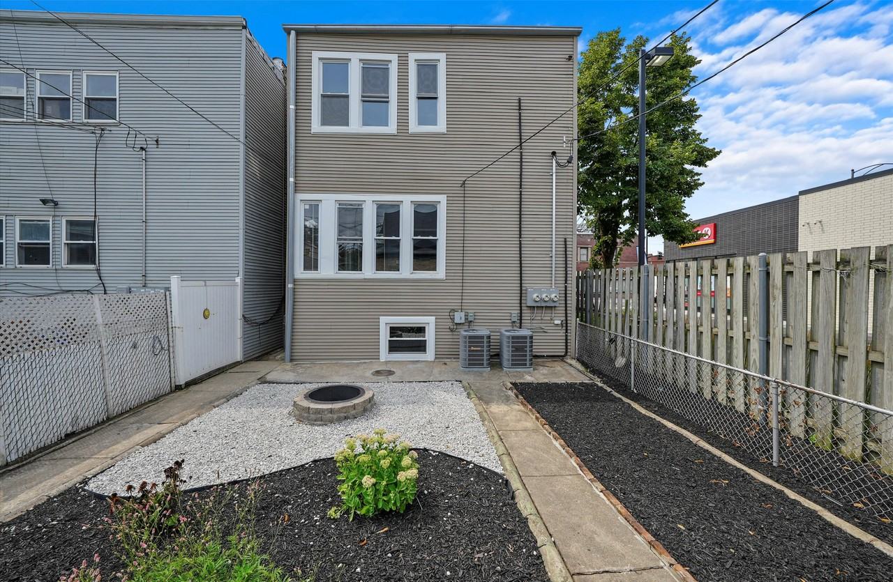 2752 W Belmont Ave #G - Photo 2 of 10