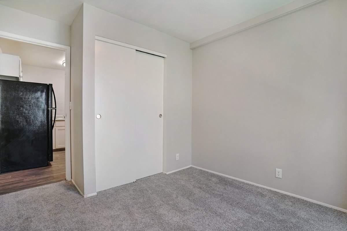 801 E Vine St - Photo 5 of 28