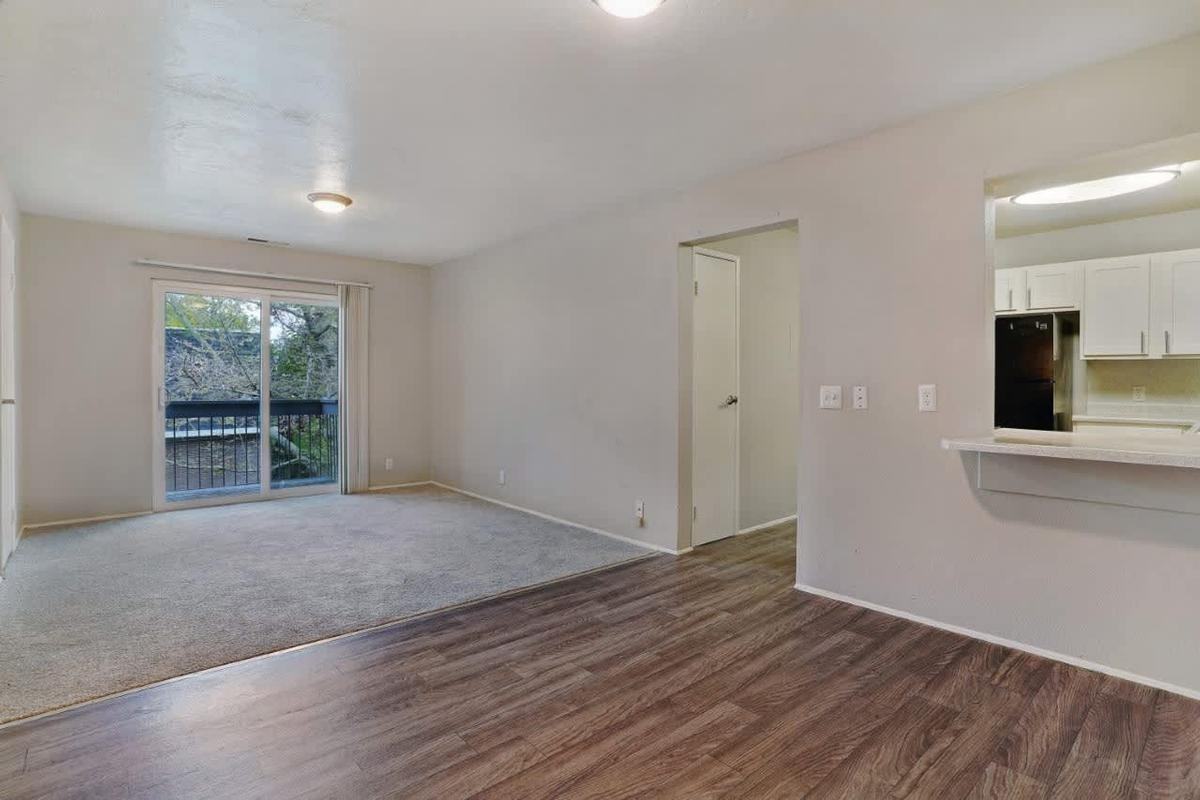 801 E Vine St - Photo 4 of 28