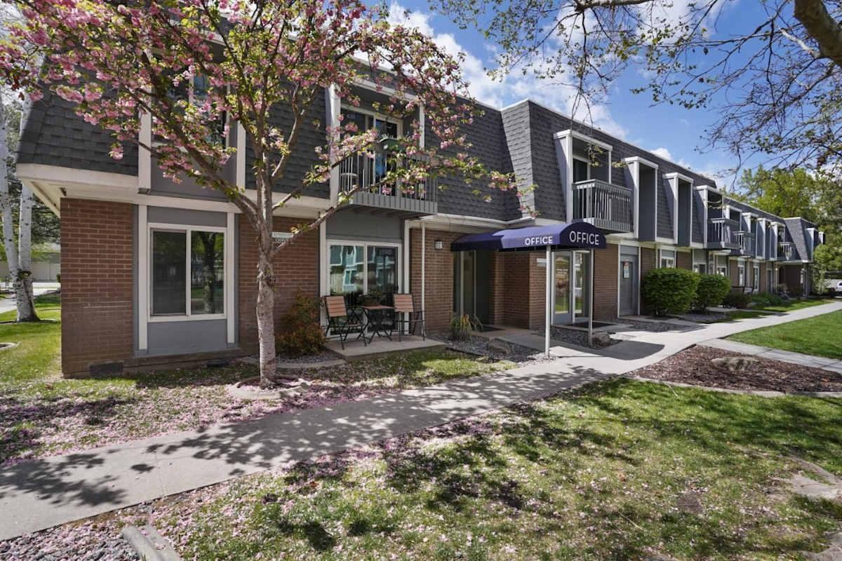801 E Vine St - Photo 5 of 28