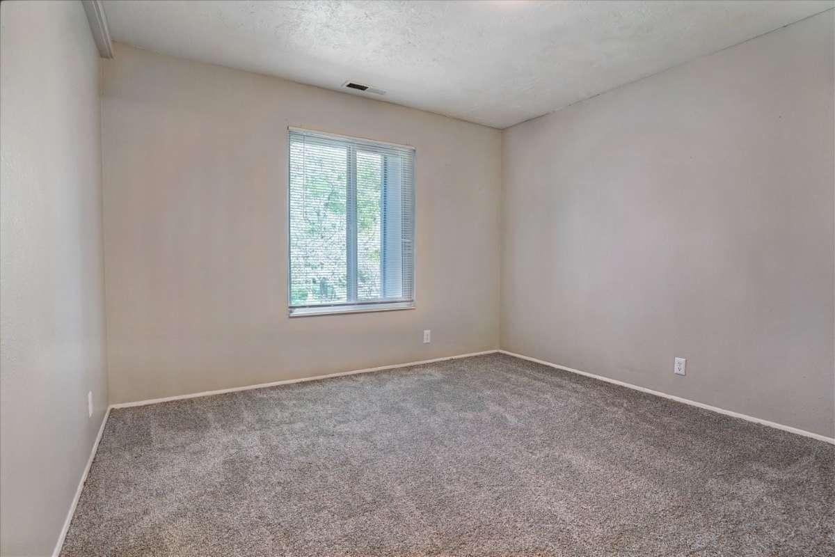 801 E Vine St - Photo 6 of 28
