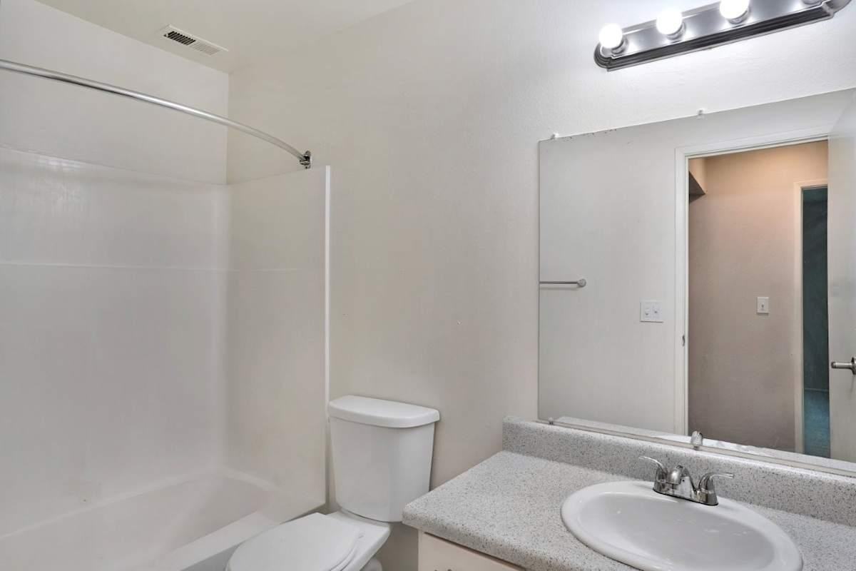 801 E Vine St - Photo 6 of 28