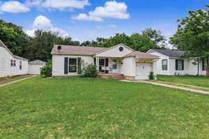 featured image of 1112 N Lockhart St