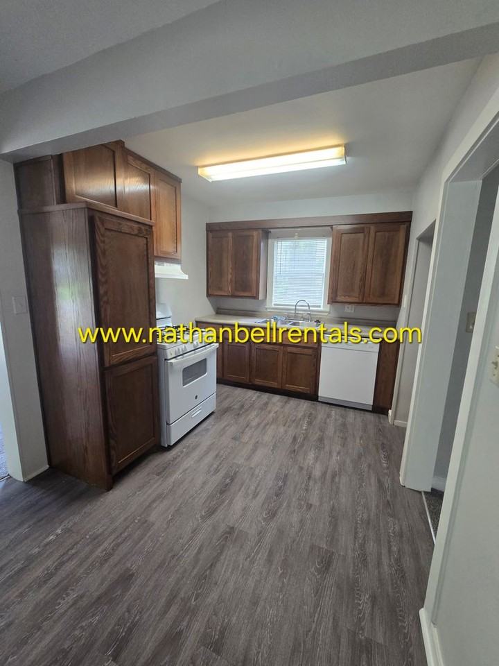 101 23rd St Se - Photo 2 of 12