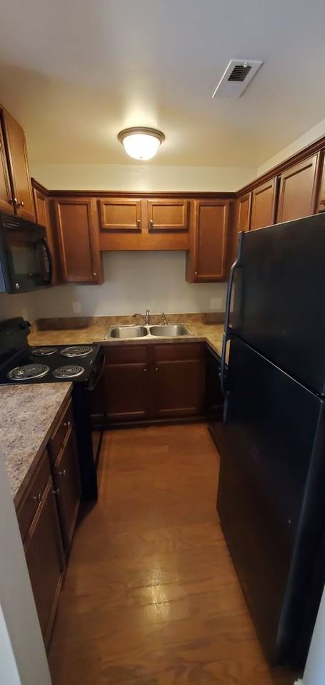 1445 Brookwood Dr #D - Photo 4 of 13