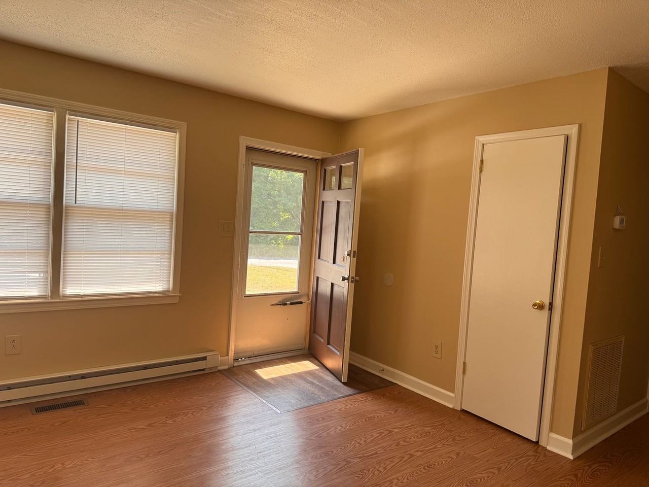 915 Pine Circle Dr - Photo 3 of 16