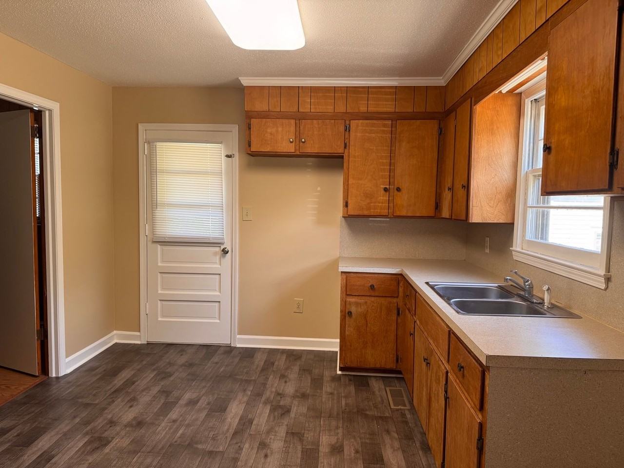 915 Pine Circle Dr - Photo 4 of 16