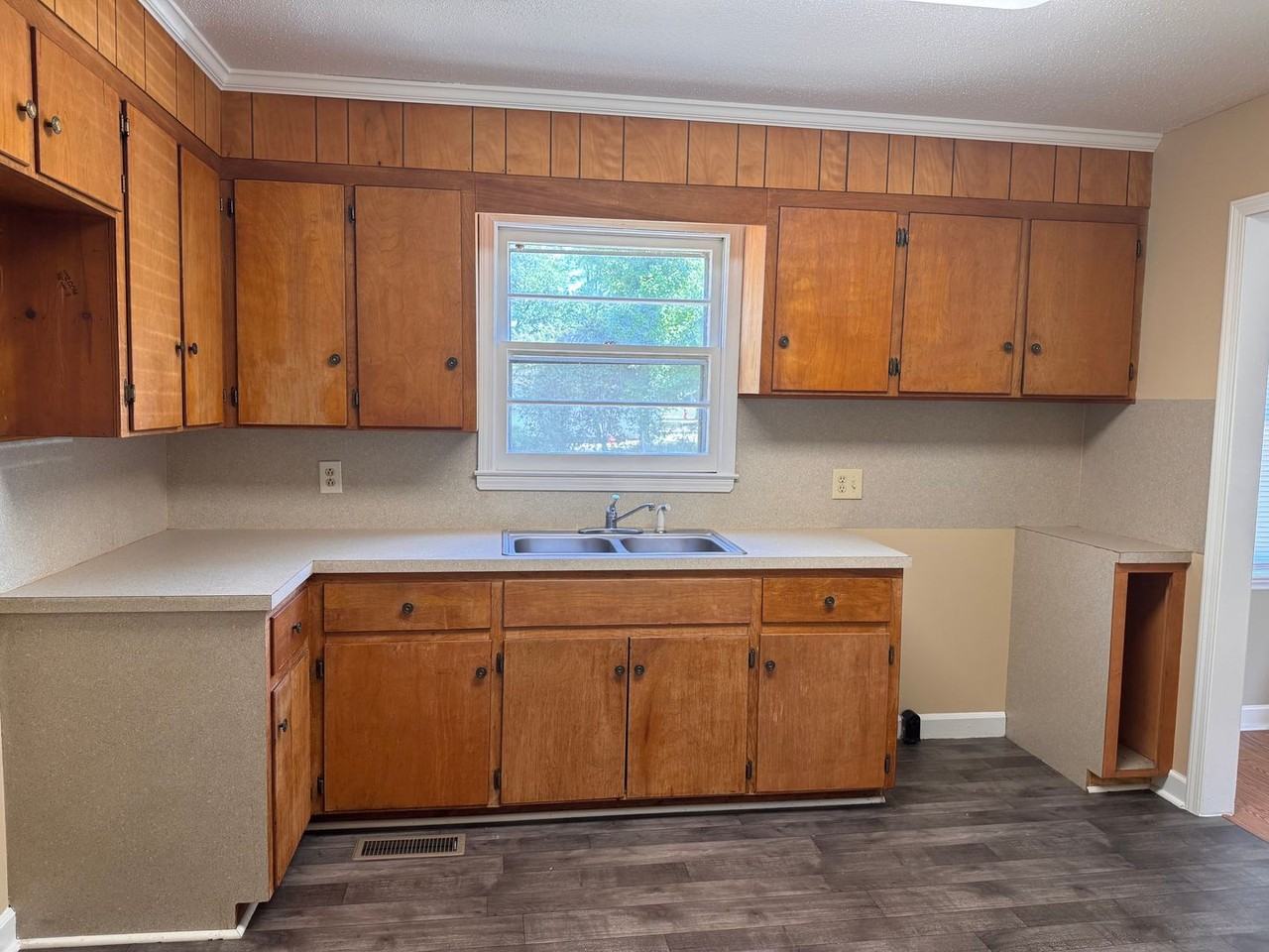 915 Pine Circle Dr - Photo 5 of 16