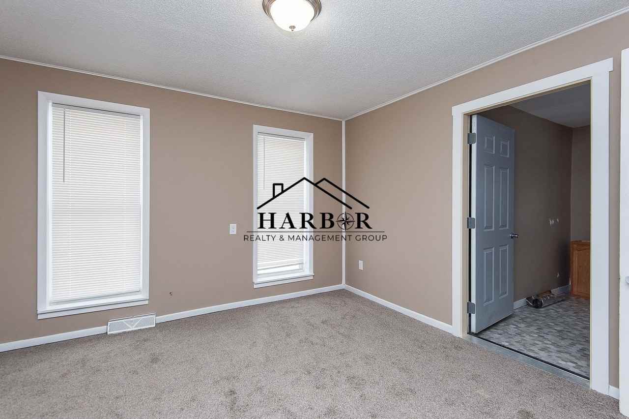 723 E Center St - Photo 4 of 9