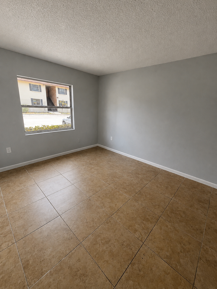 927 N Iowa Ave - Photo 3 of 6