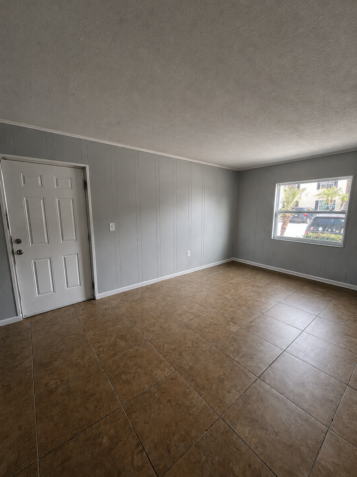 927 N Iowa Ave - Photo 4 of 6