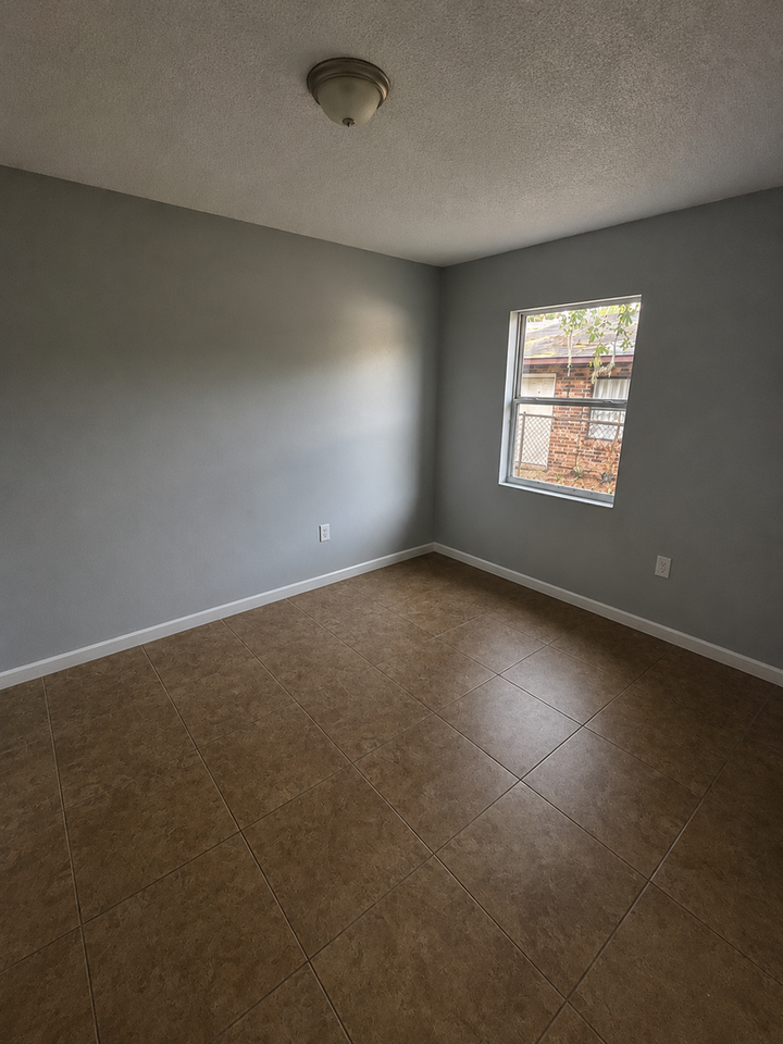 927 N Iowa Ave - Photo 5 of 6
