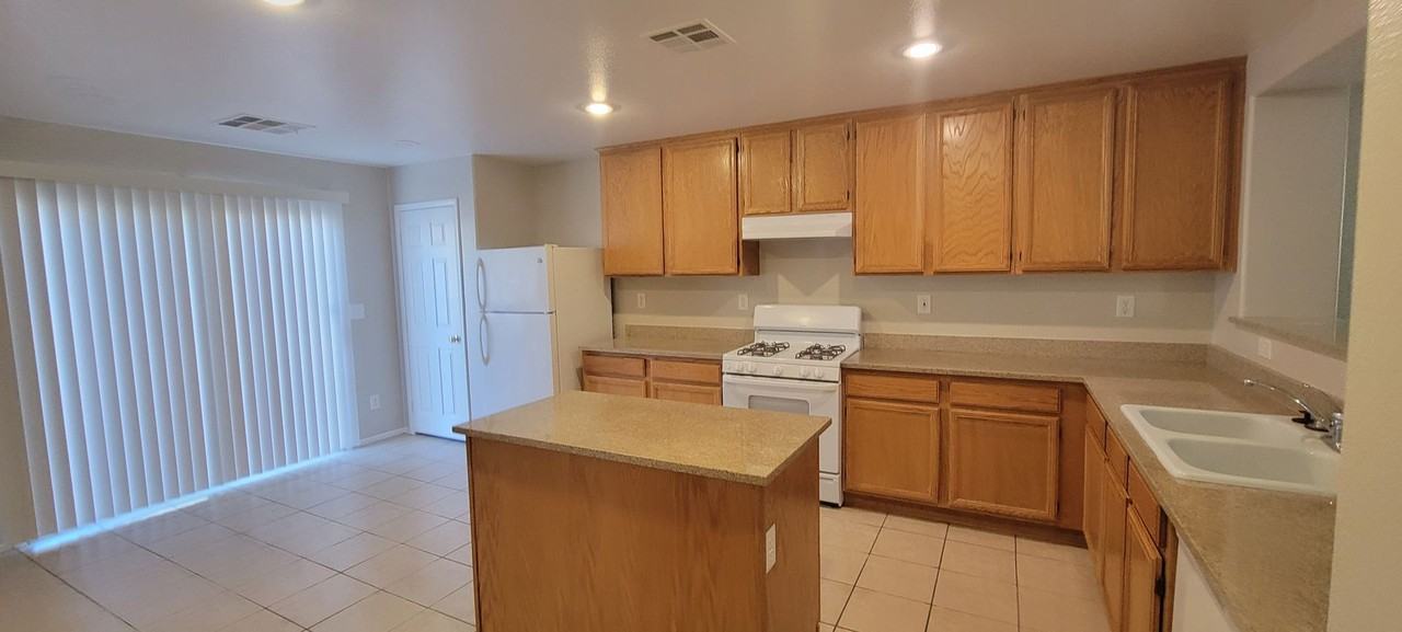 11608 Andorra St - Photo 4 of 31