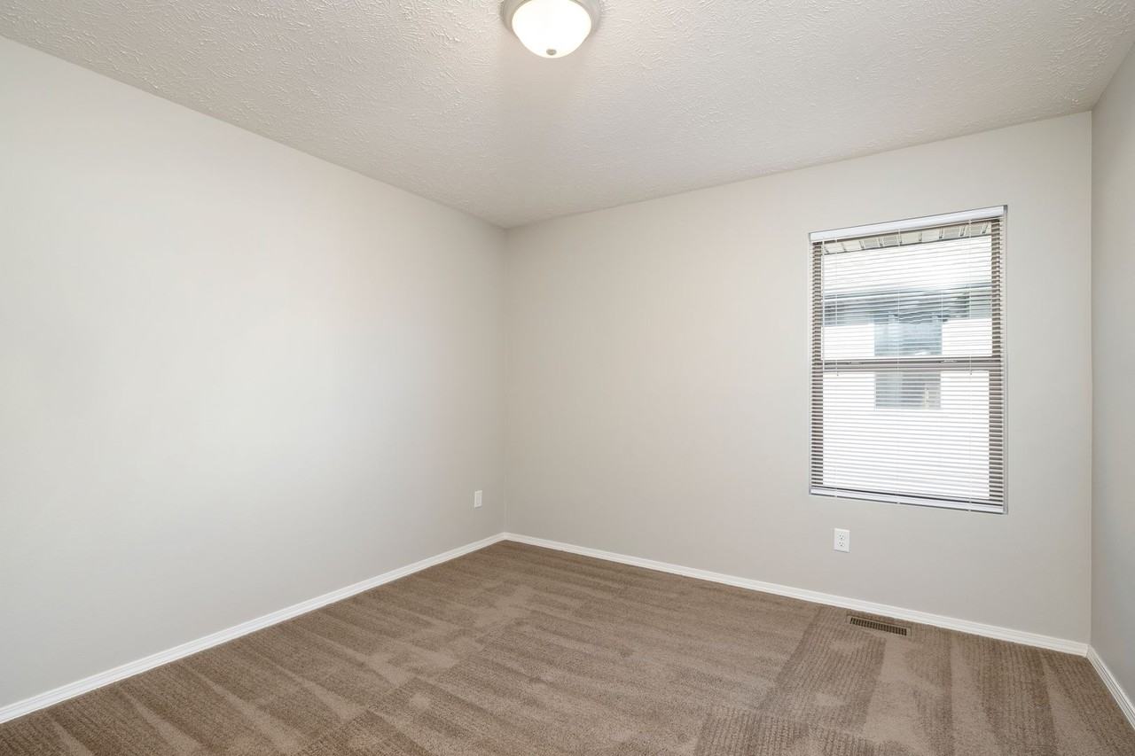 576 W Danielle St - Photo 7 of 15
