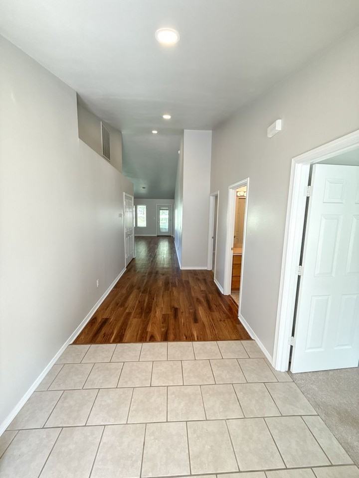 435 Hanks St - Photo 2 of 27