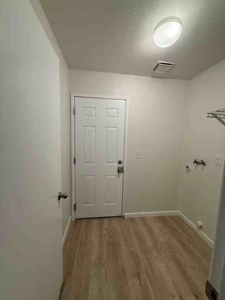 3440 Buthmann Ave - Photo 5 of 14