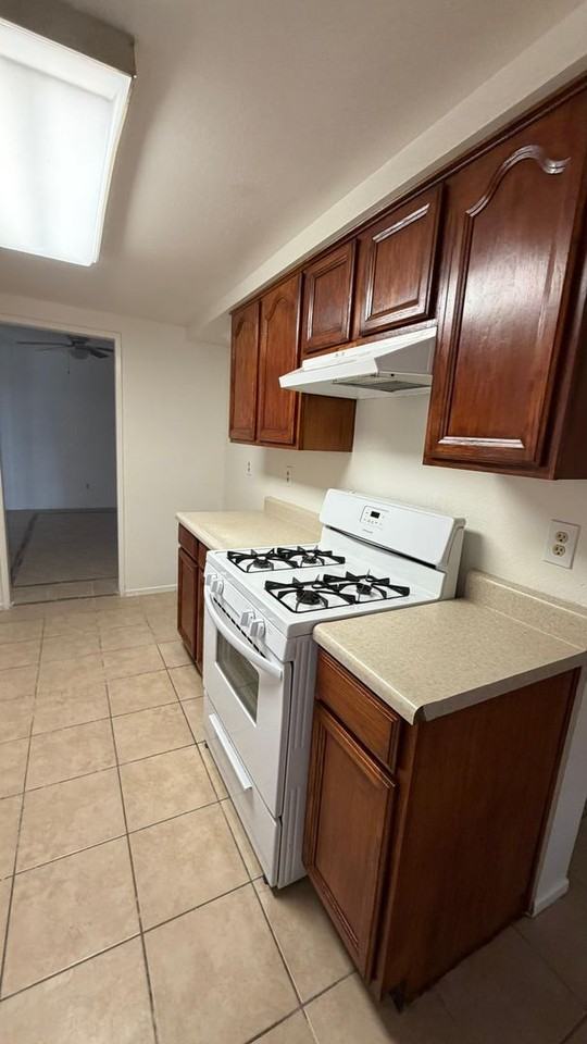 813 Steven St - Photo 2 of 16