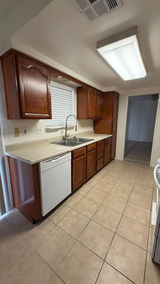 813 Steven St - Photo 3 of 16