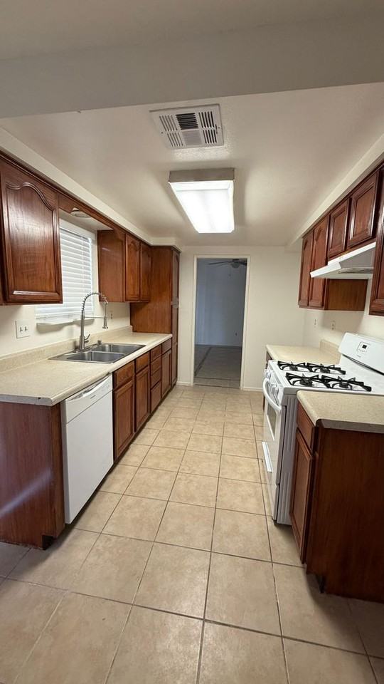 813 Steven St - Photo 4 of 16
