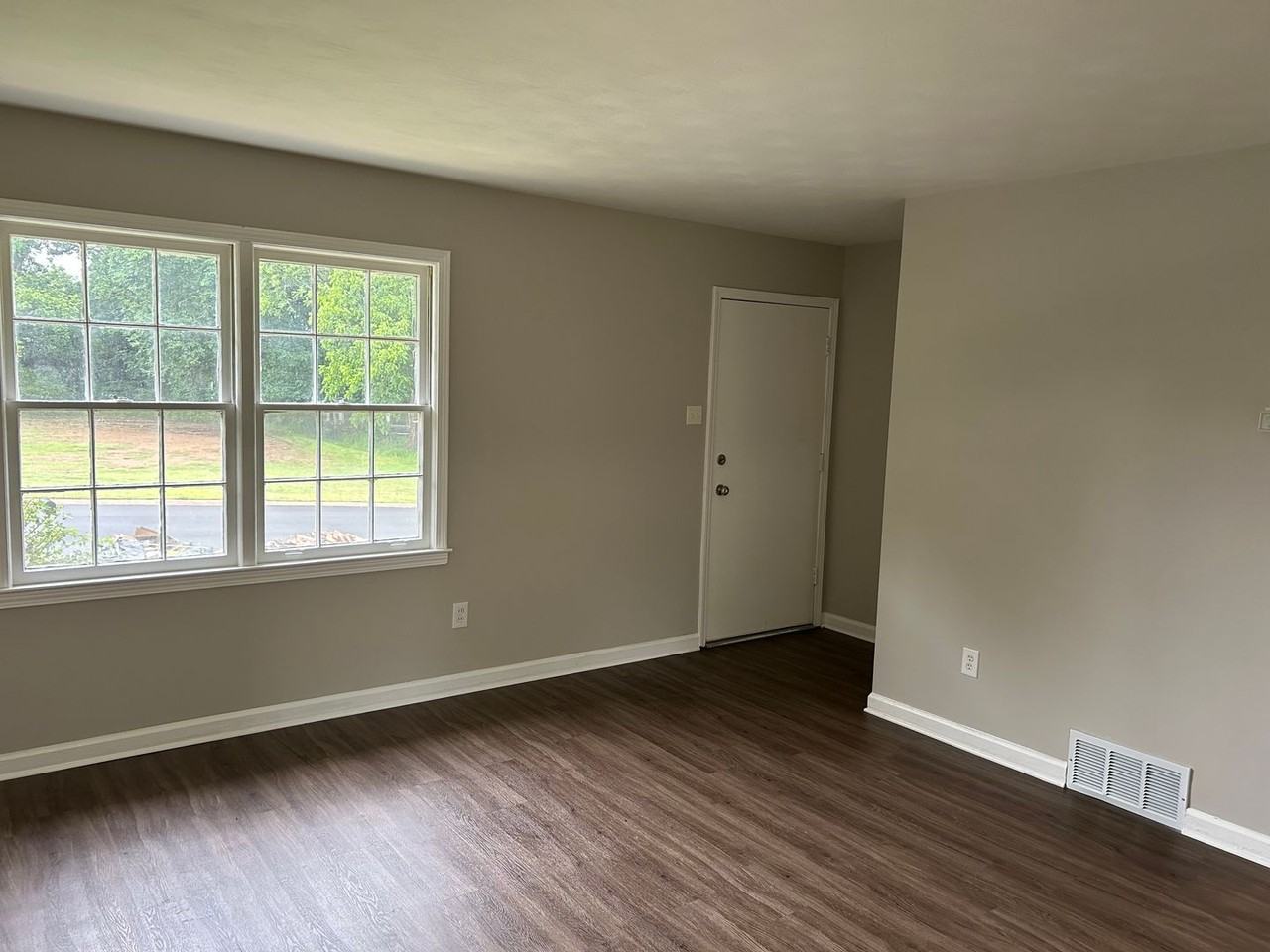 1296 Vicksburg Dr - Photo 3 of 14