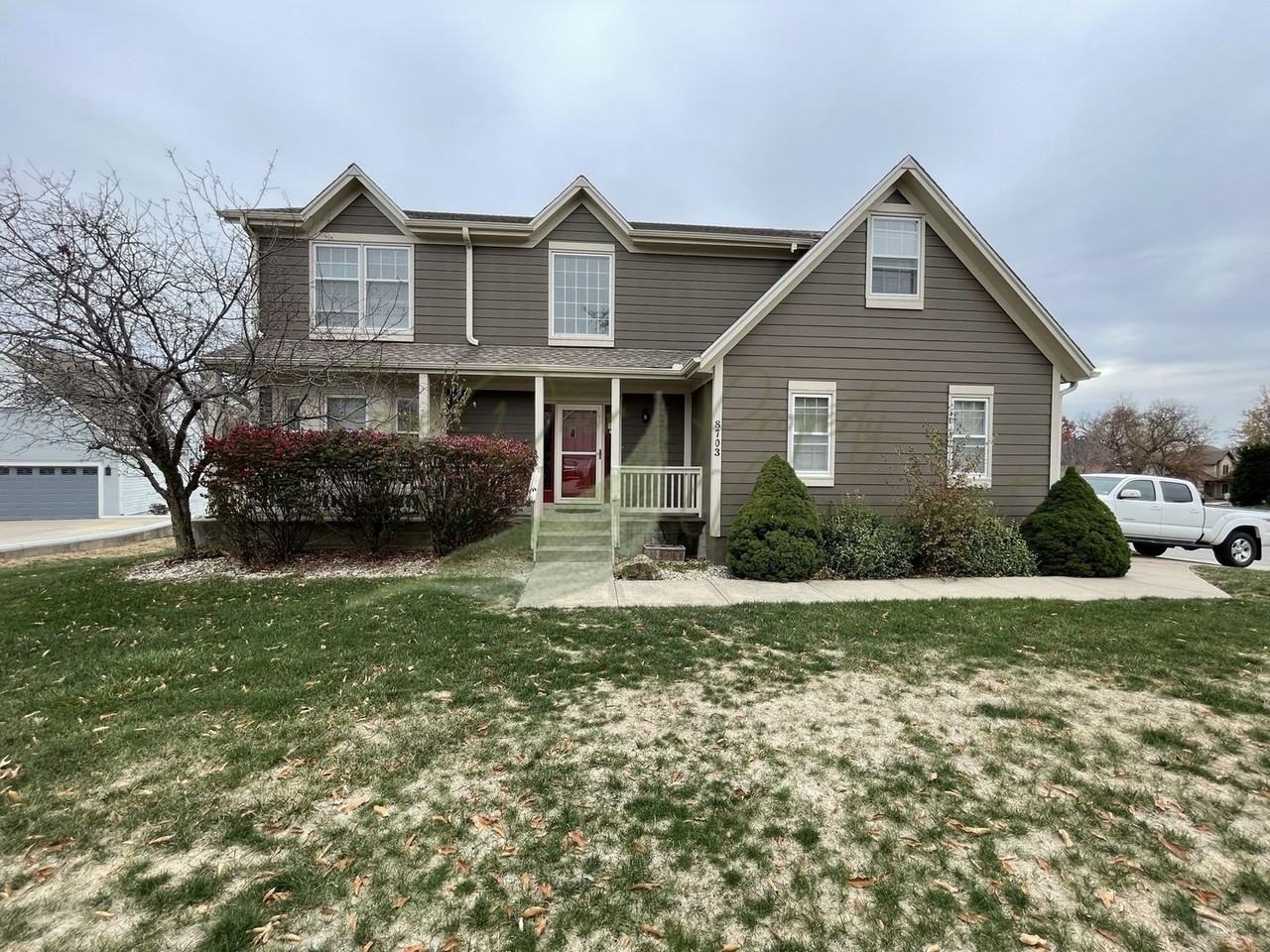 8703 N Oregon Ave - Photo 2 of 3