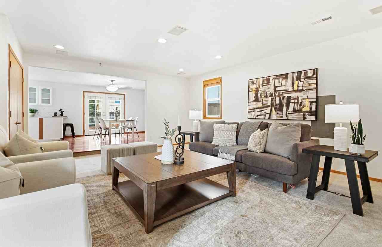 23219 Ne 10th Pl - Photo 3 of 32