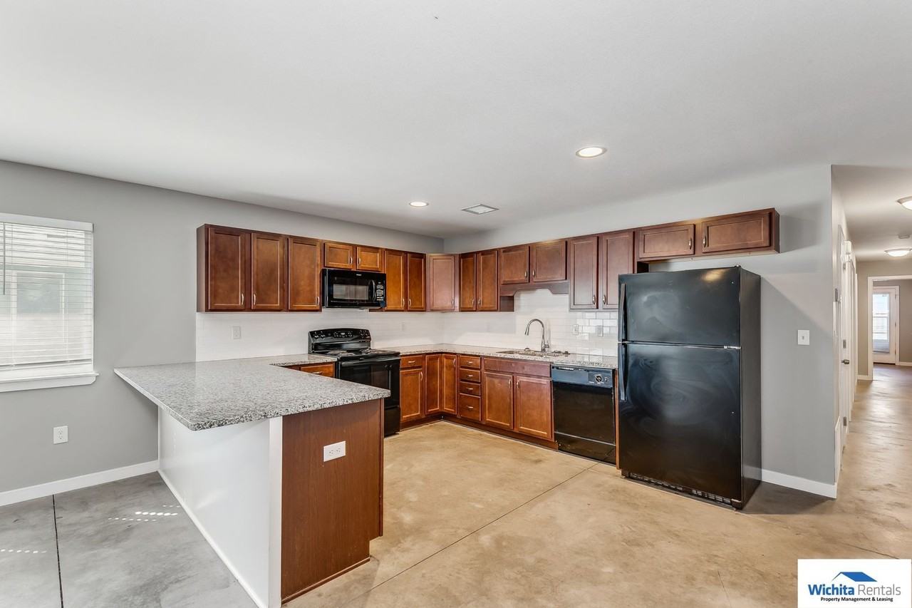 137 N Joann St - Photo 4 of 16