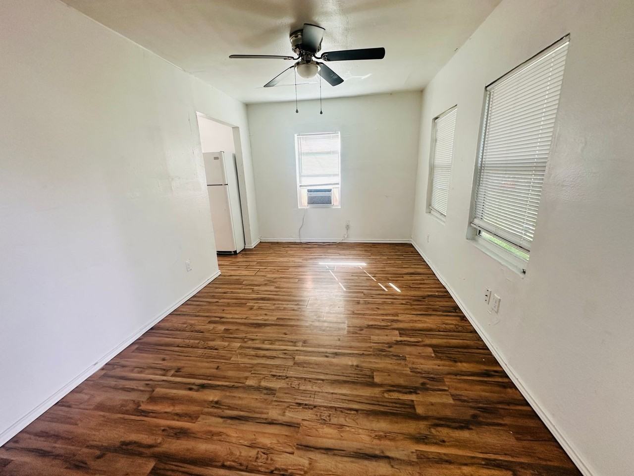 412 W Lincoln Ave - Photo 3 of 9