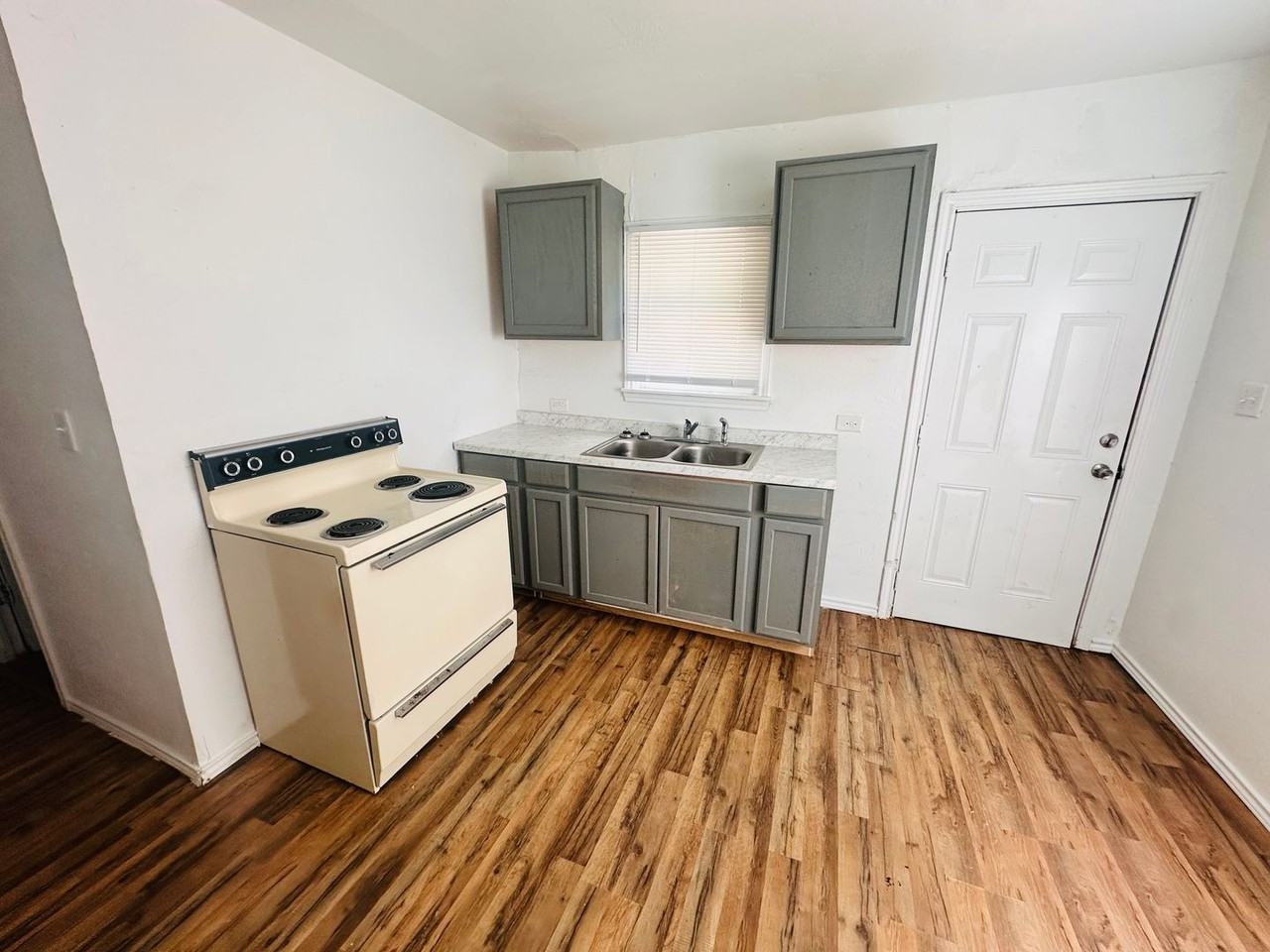 412 W Lincoln Ave - Photo 5 of 9