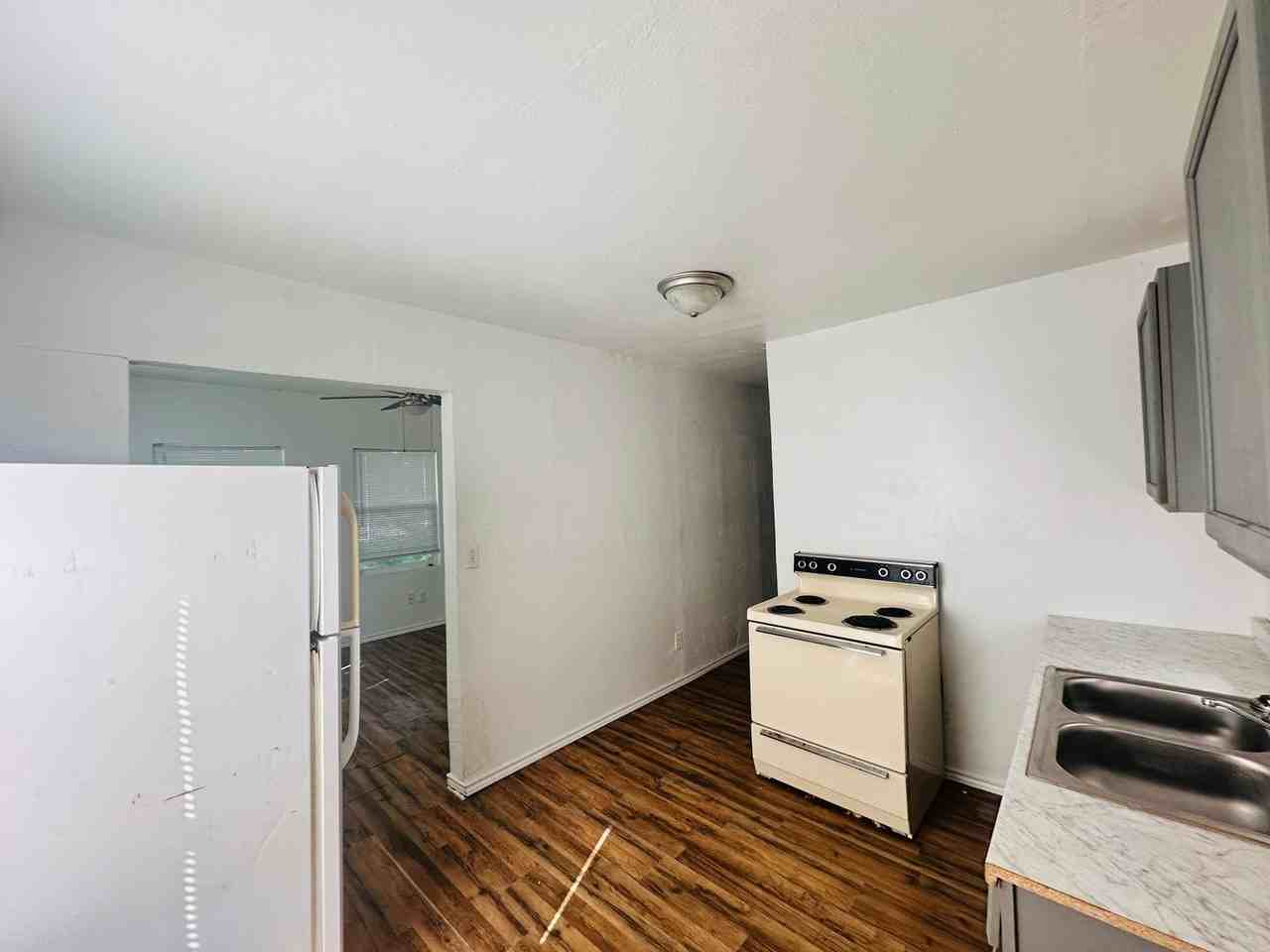 412 W Lincoln Ave - Photo 6 of 9