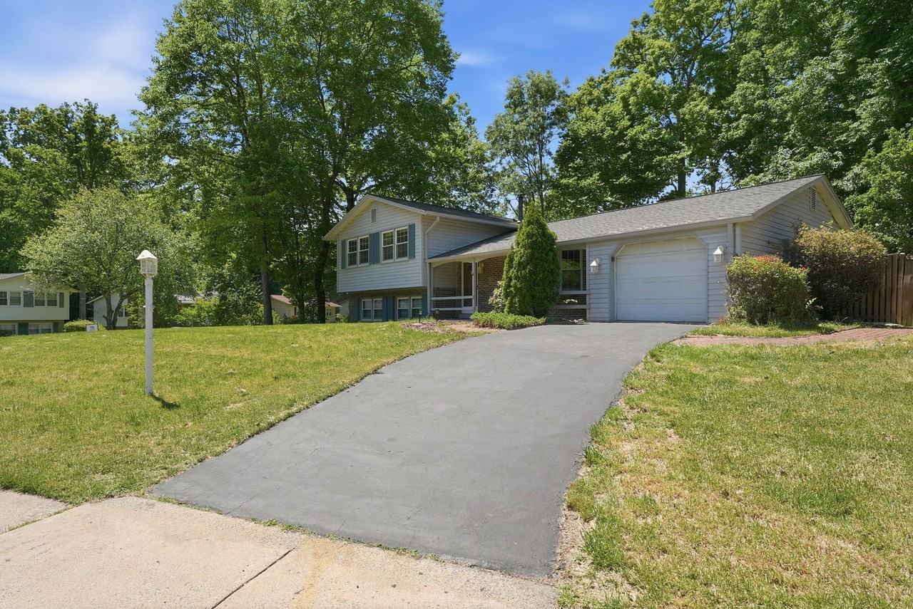 8609 Woodview Dr - Photo 2 of 24