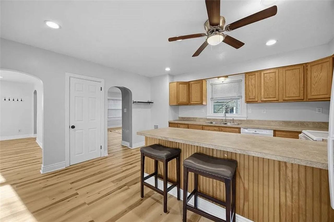 300 Western Ave - Photo 4 of 20