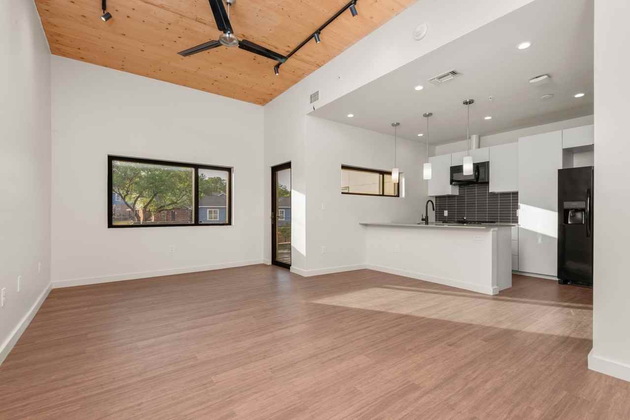 Nova Austin - Photo 2 of 7