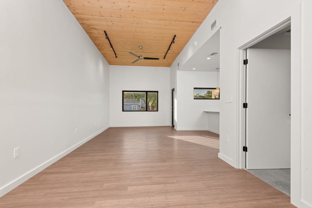 Nova Austin - Photo 3 of 7