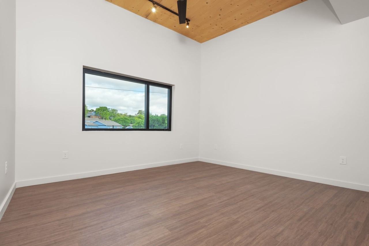 Nova Austin - Photo 5 of 15