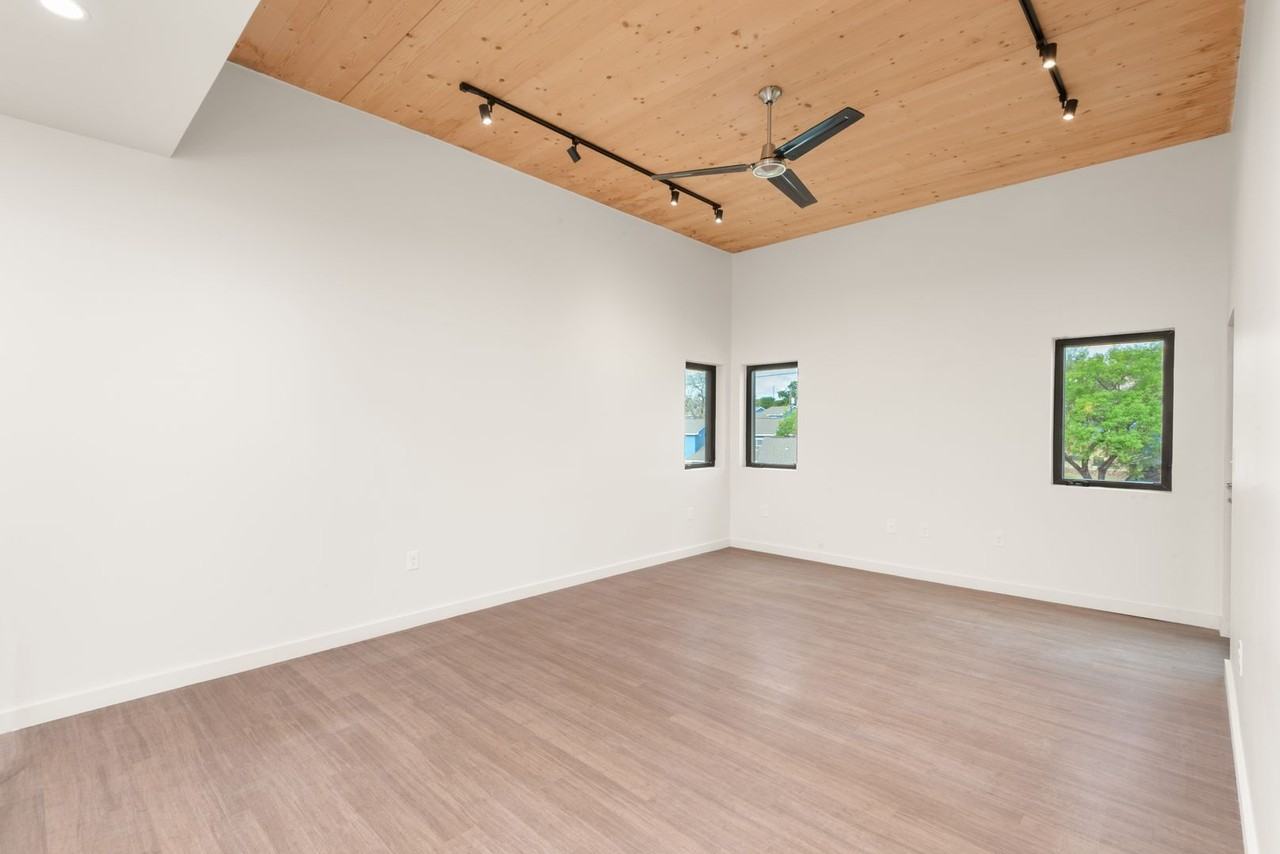 Nova Austin - Photo 6 of 15