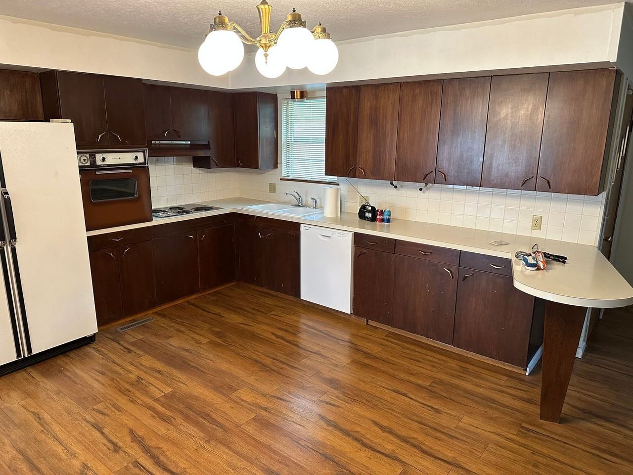 825 S Luster Ave - Photo 4 of 19