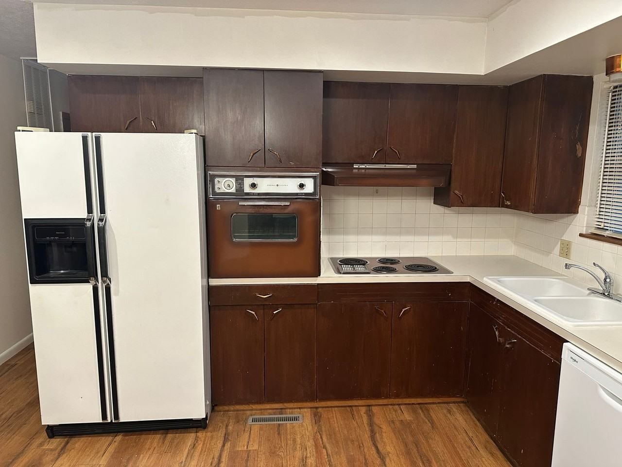 825 S Luster Ave - Photo 6 of 19