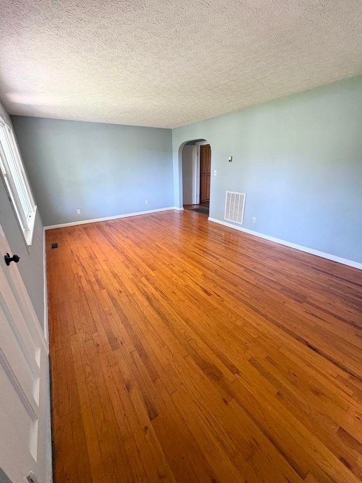 835 Lexington Dr - Photo 2 of 8