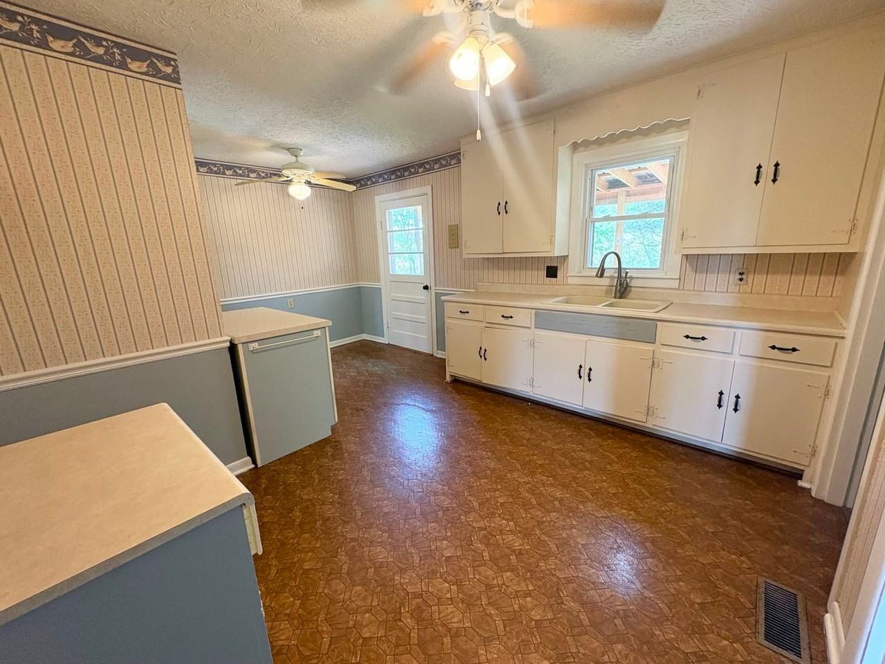 835 Lexington Dr - Photo 3 of 8