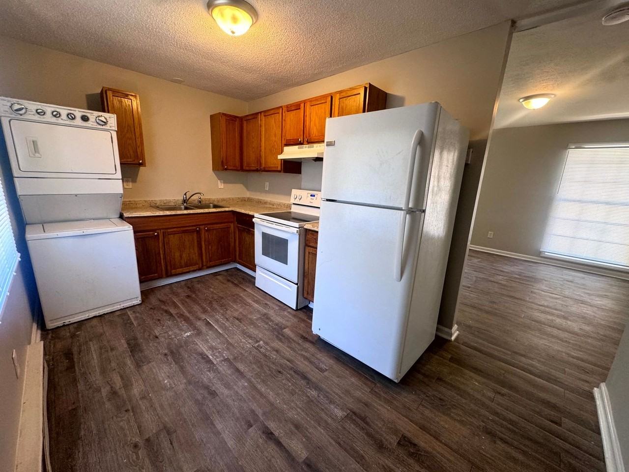927 Fiske Dr - Photo 3 of 21