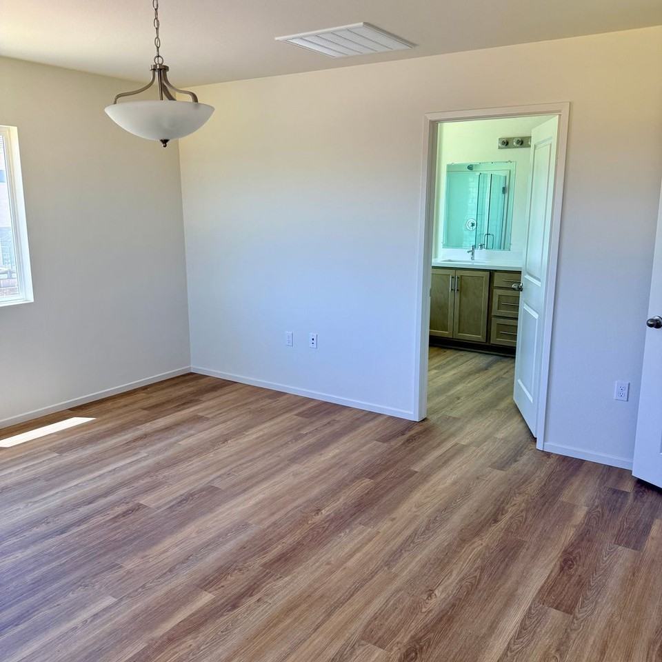 11715 Sebastian St - Photo 7 of 32