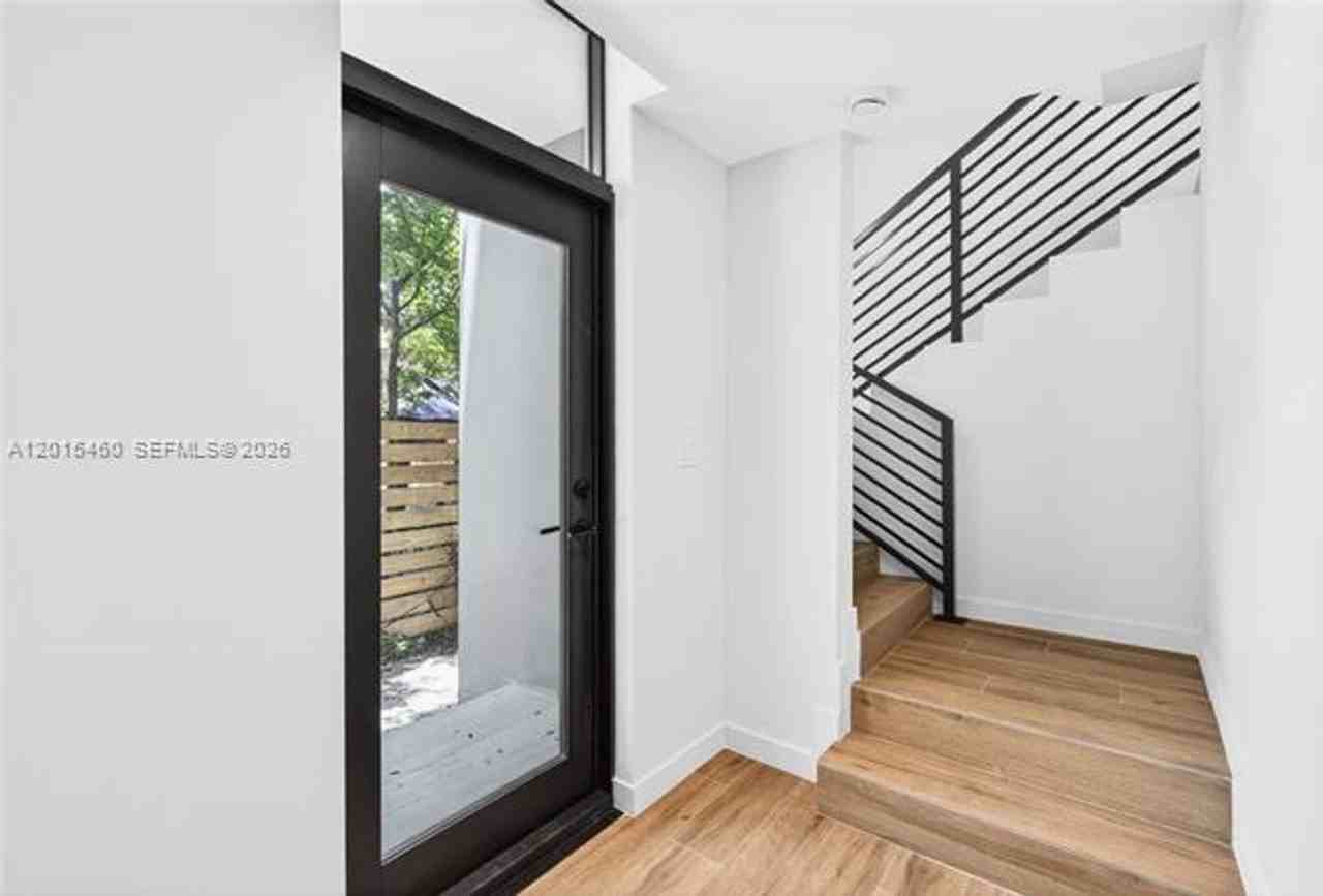 515 Ne 61st St - Photo 4 of 27