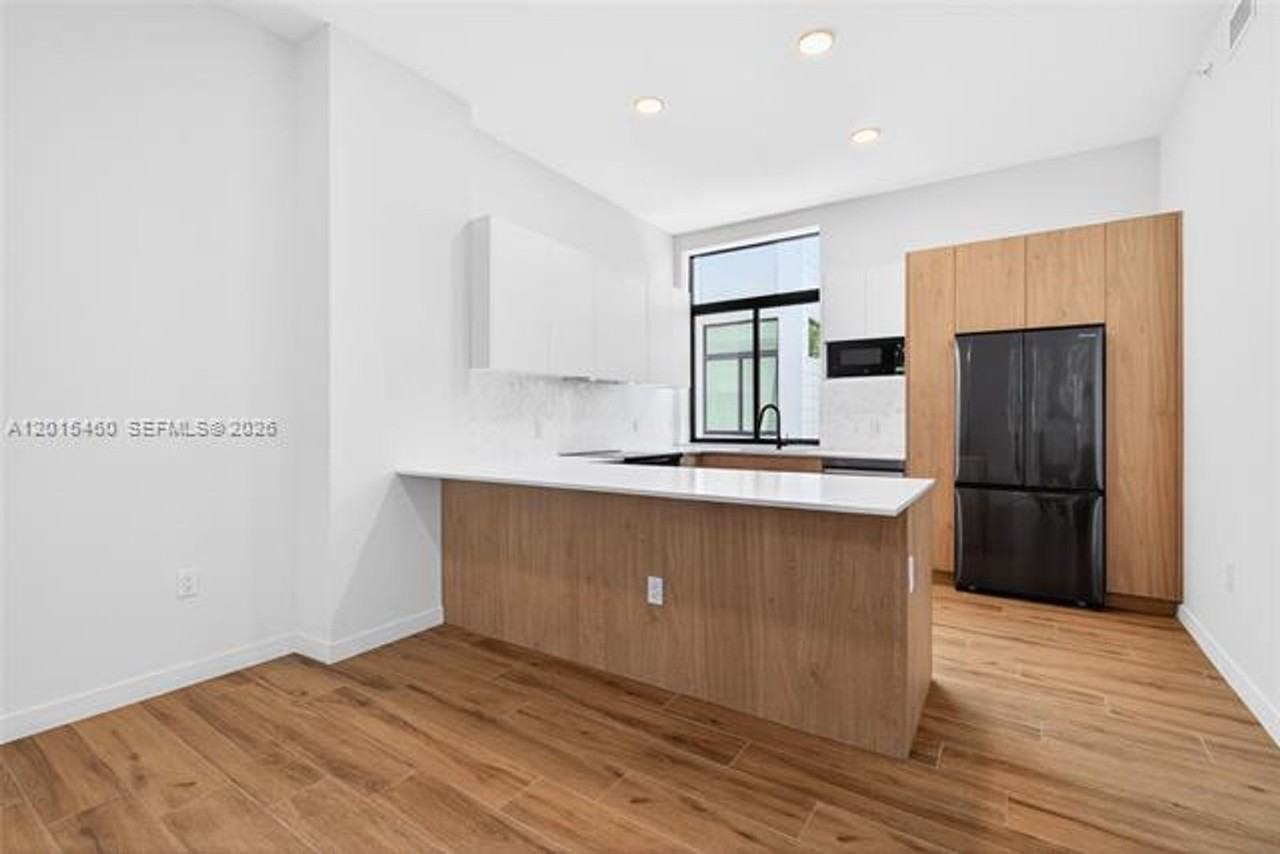 515 Ne 61st St - Photo 7 of 27