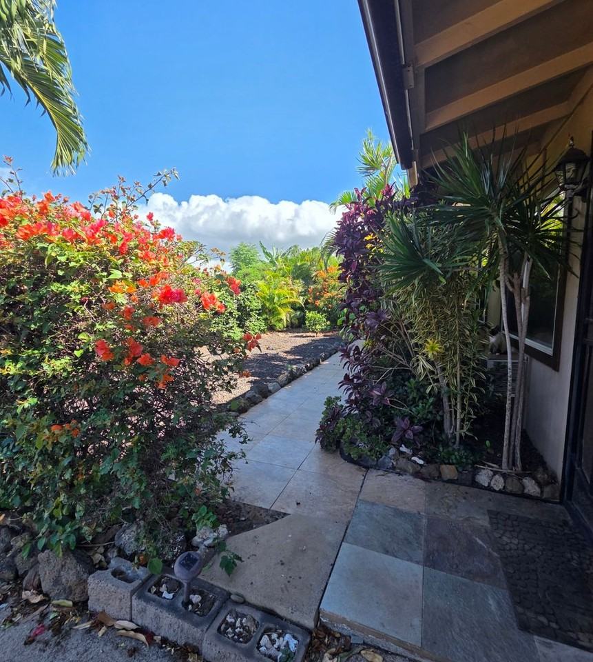170 Kukulu Pl - Photo 2 of 20